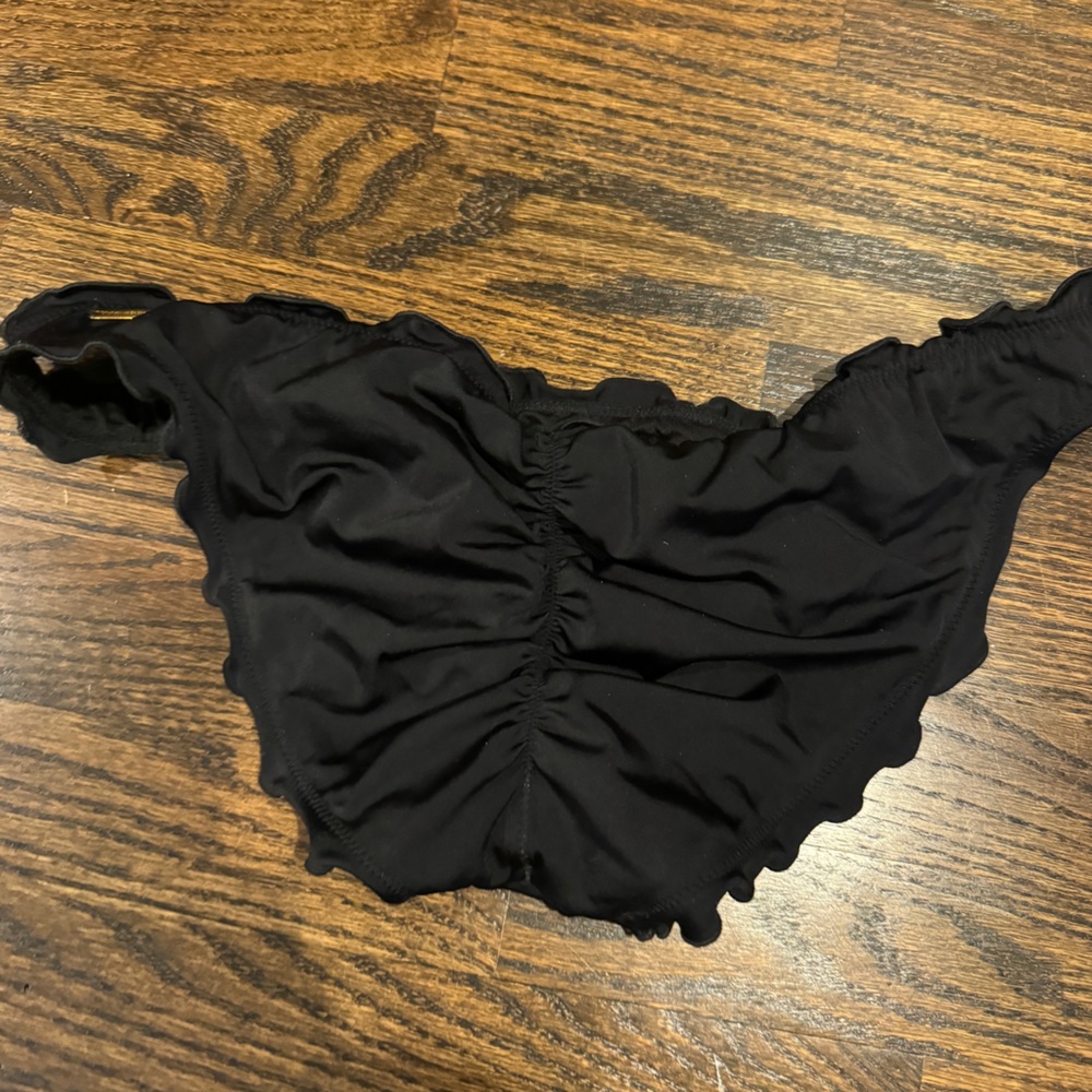 ctoria's Secret-The Ruffle Cheeky bikini 👙 bottoms! These are the best